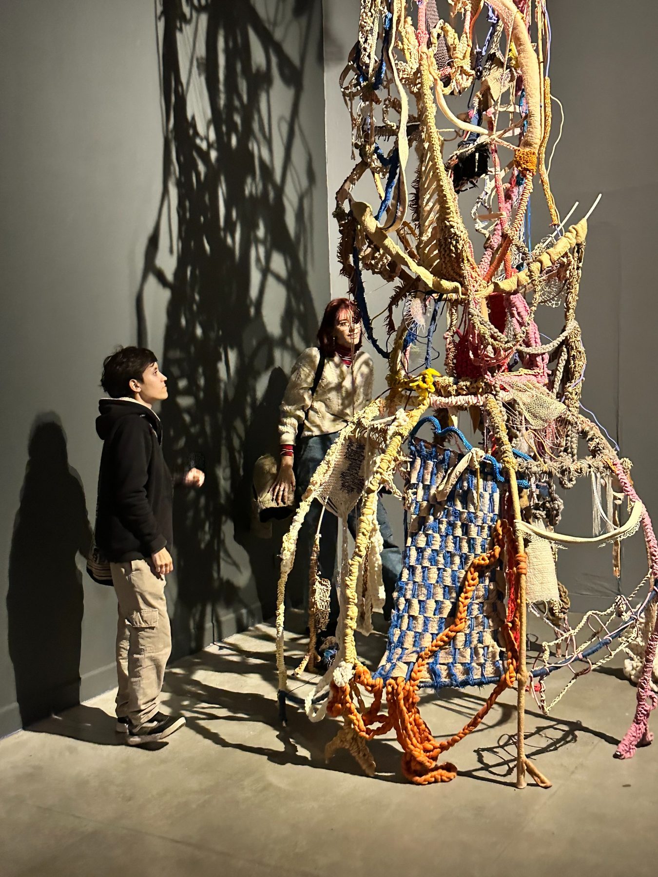 Obra textil en sala de exposición